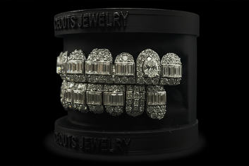 Hybrid Set with Custom Pearl Shape Diamond