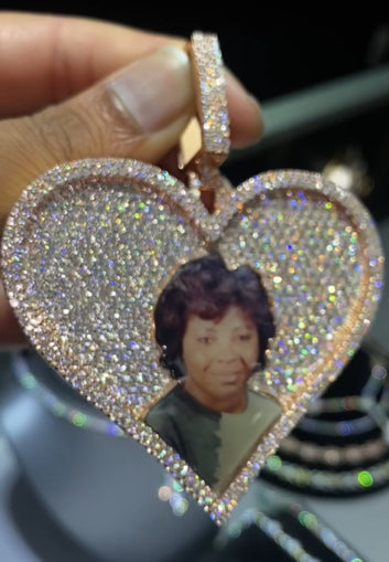 Round Picture Diamond Pendent