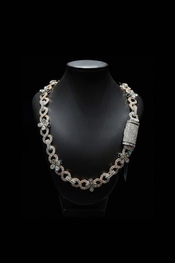 Fancy chain with clover