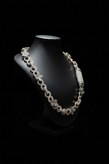 Fancy chain with clover